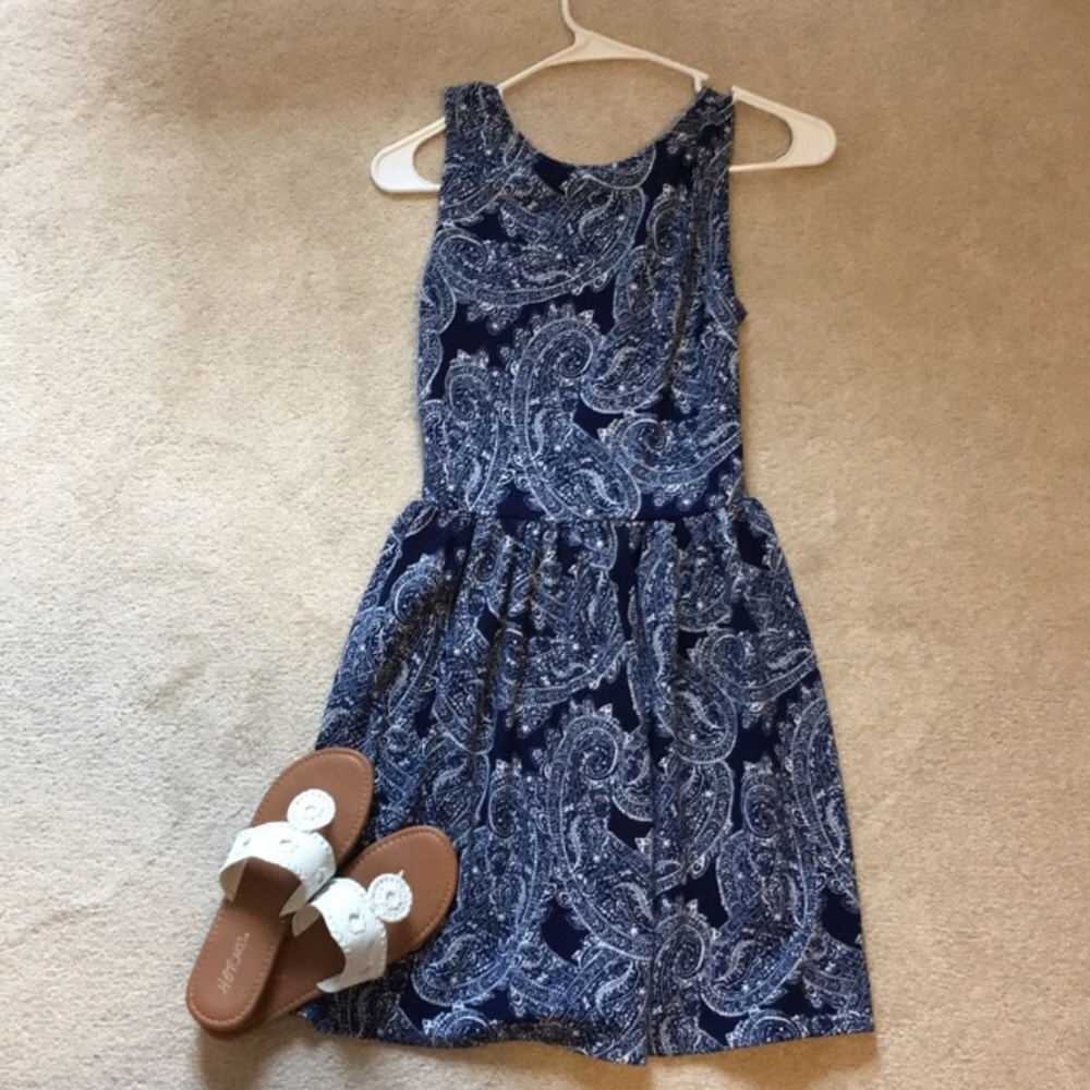 Sleeveless blue paisley print mini dress